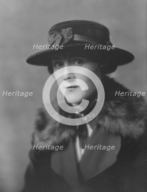 Liebert, L., Miss, portrait photograph, between 1916 and 1927. Creator: Arnold Genthe.