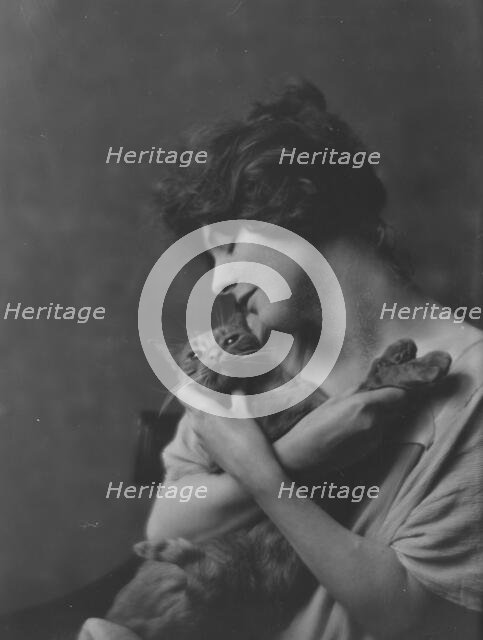 Bermicchi, Miss, with Buzzer the cat, portrait photograph, 1916. Creator: Arnold Genthe.