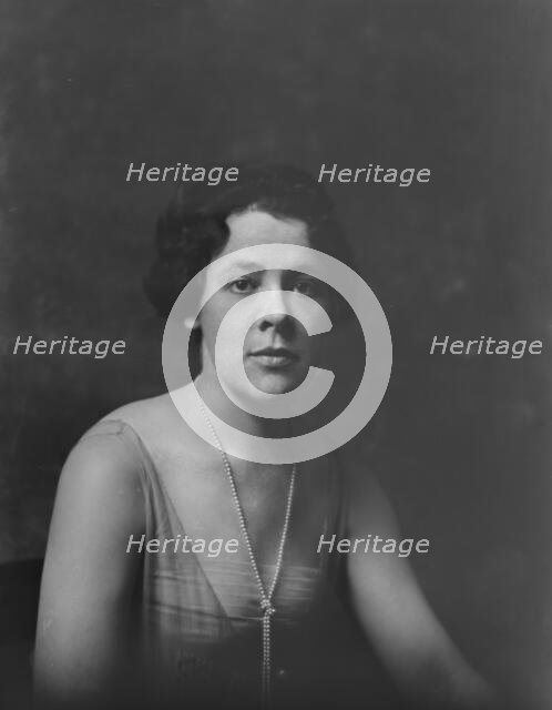 Miss S. Dowman, portrait photograph, 1918 Oct. 30. Creator: Arnold Genthe.