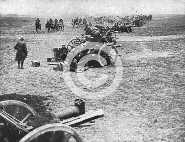'Dans la Bataille; L'artillerie de campagne britannique en action: pendant les penibles..., 1918. Creator: Unknown.