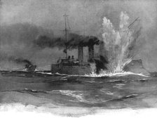 'Le croiseur "Bremen" au moment ou il est atteint par une torpille d'un sous-marin..., c1915. Creator: Unknown.