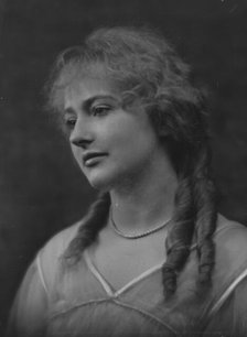 Crosbie, Violet, Miss, portrait photograph, 1916 Mar. 17. Creator: Arnold Genthe.