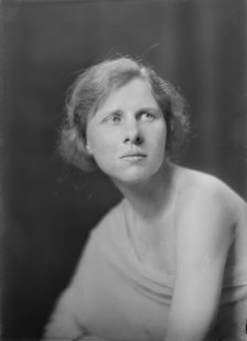 Miss Wullner, portrait photograph, 1918 July 30. Creator: Arnold Genthe.