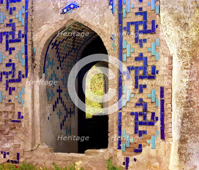 Study in Shakh-i Zindeh mosque, Samarkand, between 1905 and 1915. Creator: Sergey Mikhaylovich Prokudin-Gorsky.