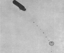 'La "Saucisse"; Le parachute completement ouvert : Experience de descente..., 1916. Creator: Unknown.
