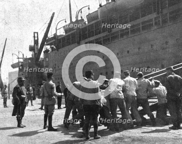 'Pour venir combattre sur le front de France; A Marseille, le 21 avril: des prisnniers..., 1916(1924 Creator: Unknown.