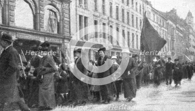 'France et Russie; 1er mai a Christiania: Dans les rues de la capitale norvegienne, nos..., 1916. Creator: Unknown.