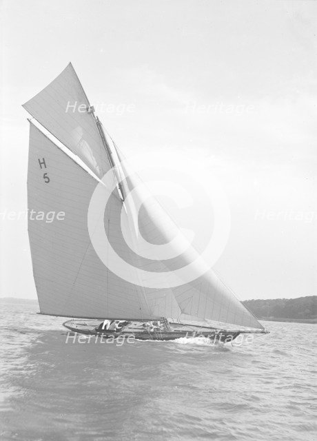 The 8 Metre 'Endrick' sailing close-hauled, 1911. Creator: Kirk & Sons of Cowes.