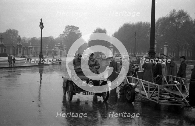 1904 Oldsmobile on the London to Brighton RAC Veteran Car Run of 1953 Artist: Unknown.