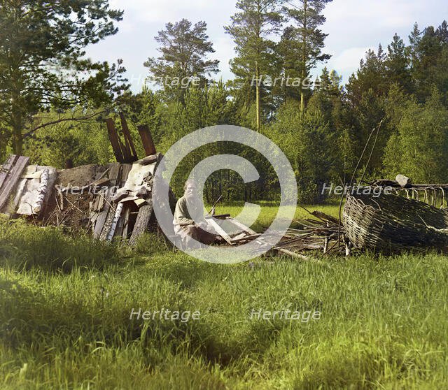 Hut of settler Artemii, nicknamed Kota, who has lived at this place more than 40 years, 1912. Creator: Sergey Mikhaylovich Prokudin-Gorsky.