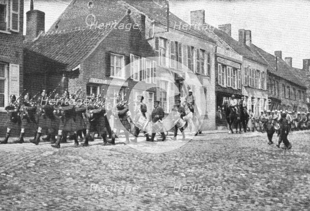 'Liaison des armes et camaraderie militaire; bag-piper defilant en tete d'un regiment de..., 1916. Creator: Unknown.