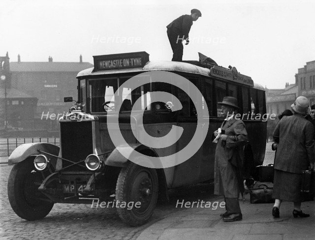 1929 W&G coach Artist: Unknown.