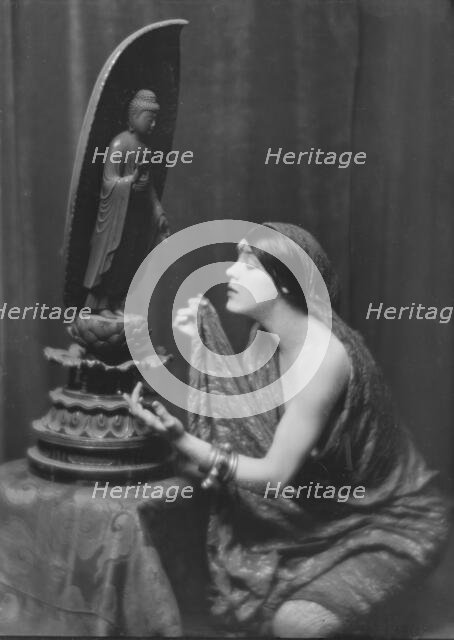 Fontaine, Miss, portrait photograph, 1917 May 23. Creator: Arnold Genthe.