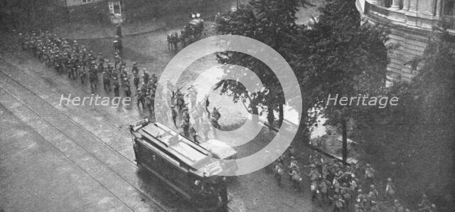 'Les Revers Russes; un regiment russe defile dans rues a peu pres desertes de Varsovie', 1915. Creator: Unknown.