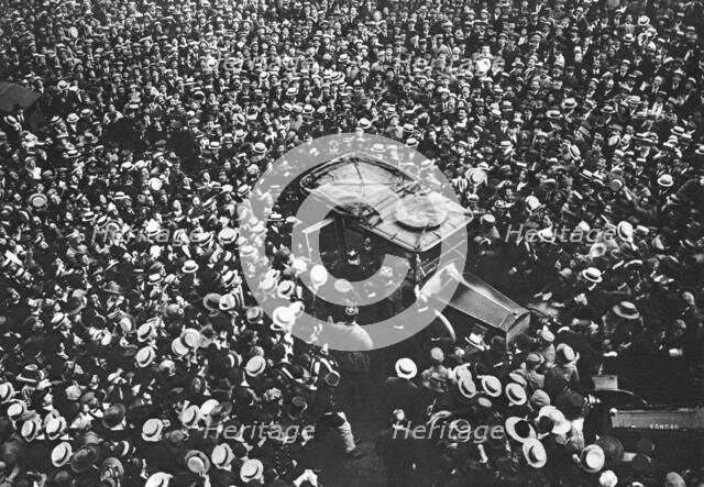 'Les Ovations de Paris; Au sortir de l'hotel Crillon, ou il a accompagné le general Pershing...1917. Creator: Unknown.