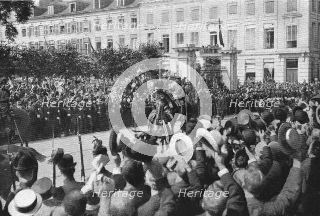 Le roi des Belges, se rendant au Parlement, est acclame par la population bruxelloise', 1914. Creator: Henneber.