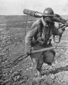 'Les combats de Verdun. Prise d'une mitrailleuse allemande. Soldat revenant avec la..., 1916. Creator: Unknown.