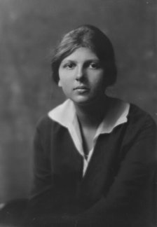 Hanna, Elizabeth, Miss (daughter of Mrs. L.D. Pelton), portrait photograph, 1917 Oct. 1. Creator: Arnold Genthe.