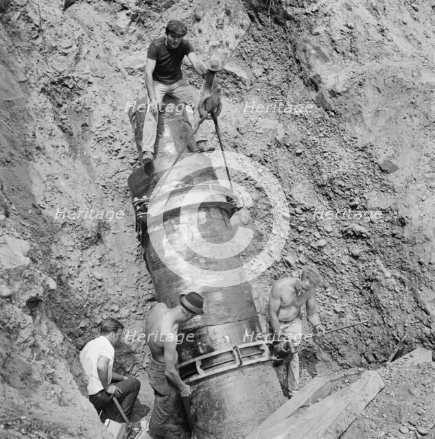 Installing the Barlaston pipeline, Staffordshire, 10/06/1970. Creator: John Laing plc.
