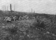 'Nos officiers et nos soldats au combat; dans la Somme, pres de la terme du Bois Labe..., 1916. Creator: Unknown.