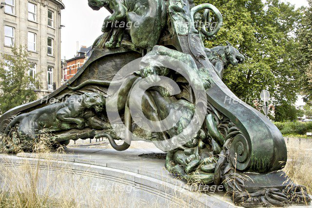 Lamp column, Av des Azalees/Av. Paul Deschanel,  1913, (c2014-2017). Artist: Alan John Ainsworth.