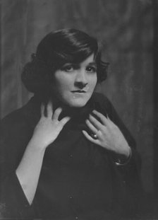 Keane, Doris, Miss, portrait photograph, 1912 Feb. 18. Creator: Arnold Genthe.