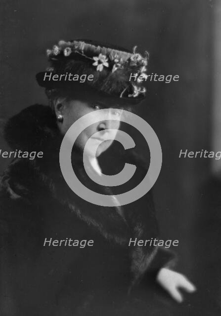 Truesdale, W.H., Mrs., portrait photograph, 1915. Creator: Arnold Genthe.