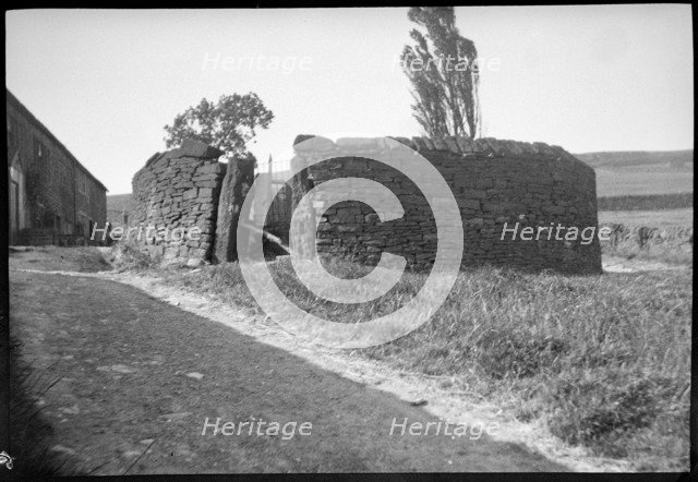 Pinfold (animal pound), Midgley, Calderdale, West Yorkshire, c1931-c1941. Creator: MT Pollit.
