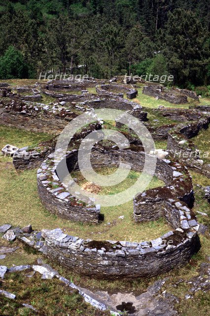 Asturian - Roman village, with houses, walls and moats of circular, oval or rectangular plant in …