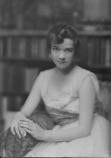 Hoyt, Helen, Miss, portrait photograph, 1916. Creator: Arnold Genthe.