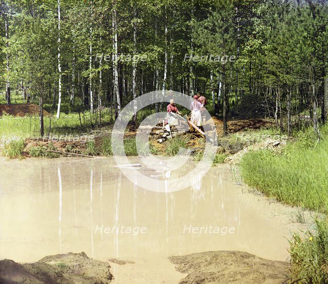 Washing brown iron ore at the Shilovskii mine seven versts from the village of Makarovo, 1912. Creator: Sergey Mikhaylovich Prokudin-Gorsky.