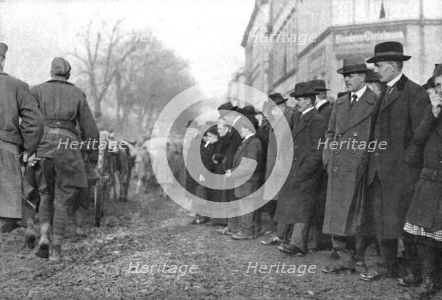 'Les Americains en terre allemande; Quelques physionomies d'Allemands assistant a l'entrée..., 1918. Creator: Signal Corps ASF.