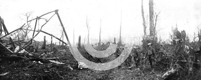 'L'avance Britannique; Un detachement de sapeurs etablit une route en territoire libere', 1917. Creator: Unknown.