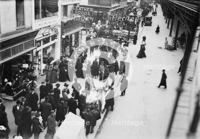 6th Ave., Xmas shoppers [New York], 1910. Creator: Bain News Service.