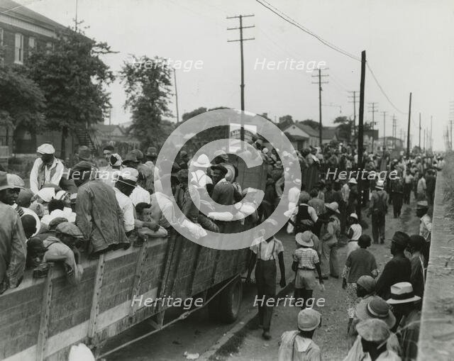 Cotton hoers loading at Memphis for the day's work in Arkansas; June, 1937. Creators: Farm Security Administration, Dorothea Lange.