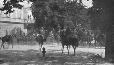 'Victoire Italienne; La cavalerie italienne a Gorizia devant la palais du gouverneur autrichie, le m Creator: Unknown.