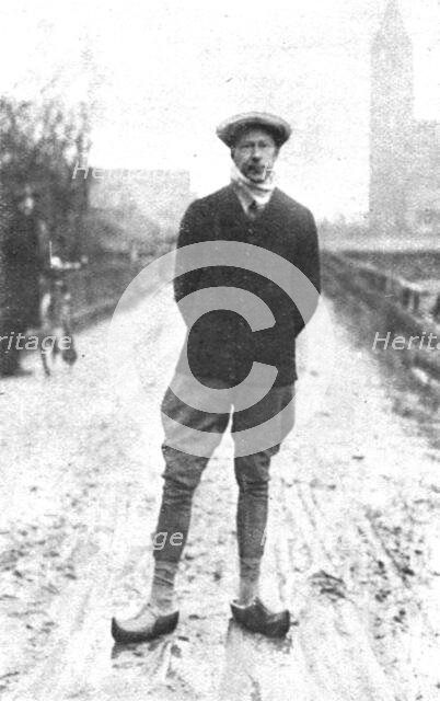 ''En Exil; Le kronprinz a Oosterland; chausse de sabots, en gilet de chasse, c'est en cette tenue qu Creator: Unknown.