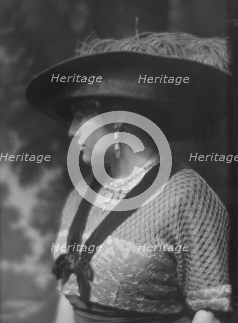 Gilmore, Inez Haynes, Mrs., portrait photograph, 1913. Creator: Arnold Genthe.