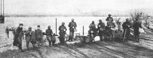 ''Sur la rive du Bas-Isonzo.-- Un detachement italien experimentant le casque francais.'. Creator: Unknown.