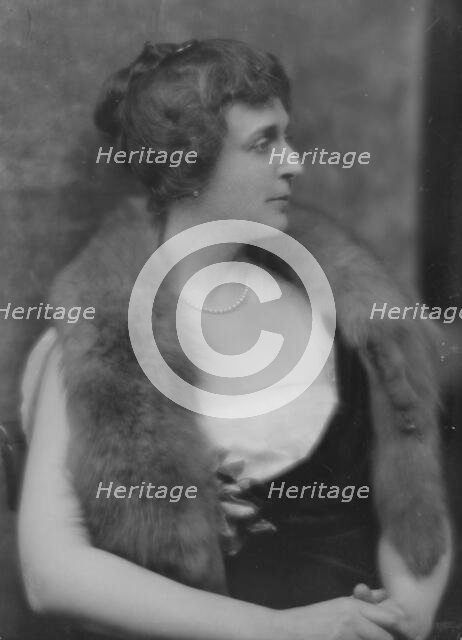 Unidentified woman, portrait photograph, (1916?). Creator: Arnold Genthe.