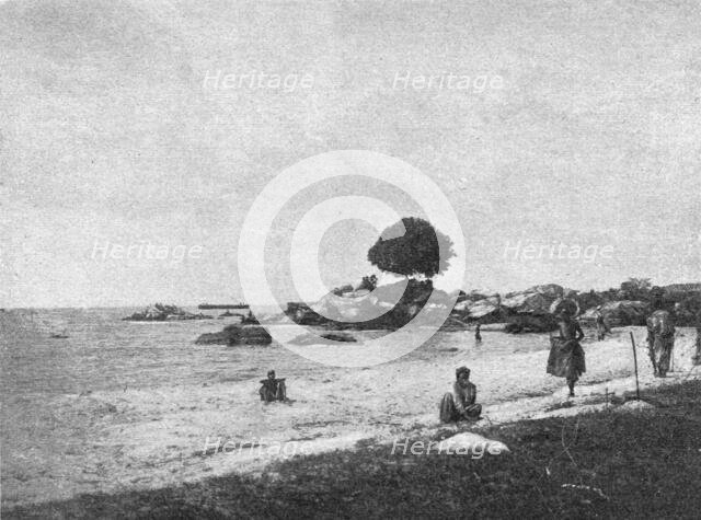 ''Sur les bords lac Victoria pres de Bukoba; Afrique Australe', 1914. Creator: Unknown.