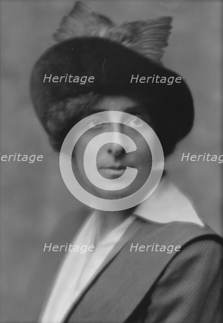 Todd, Helen, portrait photograph, 1913. Creator: Arnold Genthe.