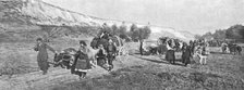 'Sur la route de Monastir; les populations des villages au Sud de Monastir fuyant a... 1916. Creator: Unknown.