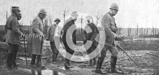 ''La visite du President de la Republique au front de Verdun.--Rencontre de blesses pres de Souville Creator: Unknown.