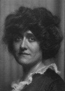 McGovern, Newton, Mrs., portrait photograph, 1913. Creator: Arnold Genthe.