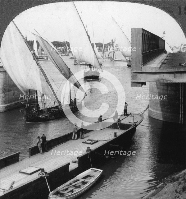 The great Nile bridge, Cairo, Egypt, 1905.Artist: Underwood & Underwood