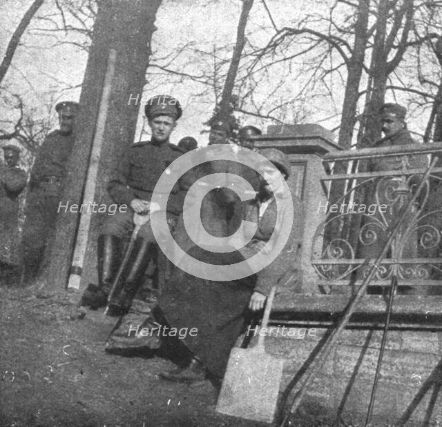 ''Les Romanof a Tsarskoie-Selo; A la limite qu'il etait interdit de franchir; la grande..., 1917. Creator: Unknown.