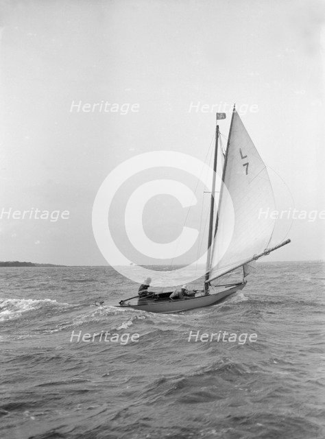 The 6 Metre 'Bunty' sails downwind, 1913. Creator: Kirk & Sons of Cowes.