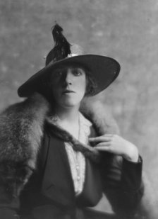 Fullen, D., Miss, portrait photograph, 1916. Creator: Arnold Genthe.