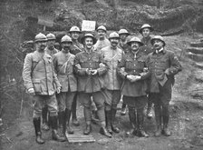 'L'offensive ennemie dans les Flandres; Fraternite d'armes, sur le mont Kemmel: un colonel..., 1918. Creator: Unknown.